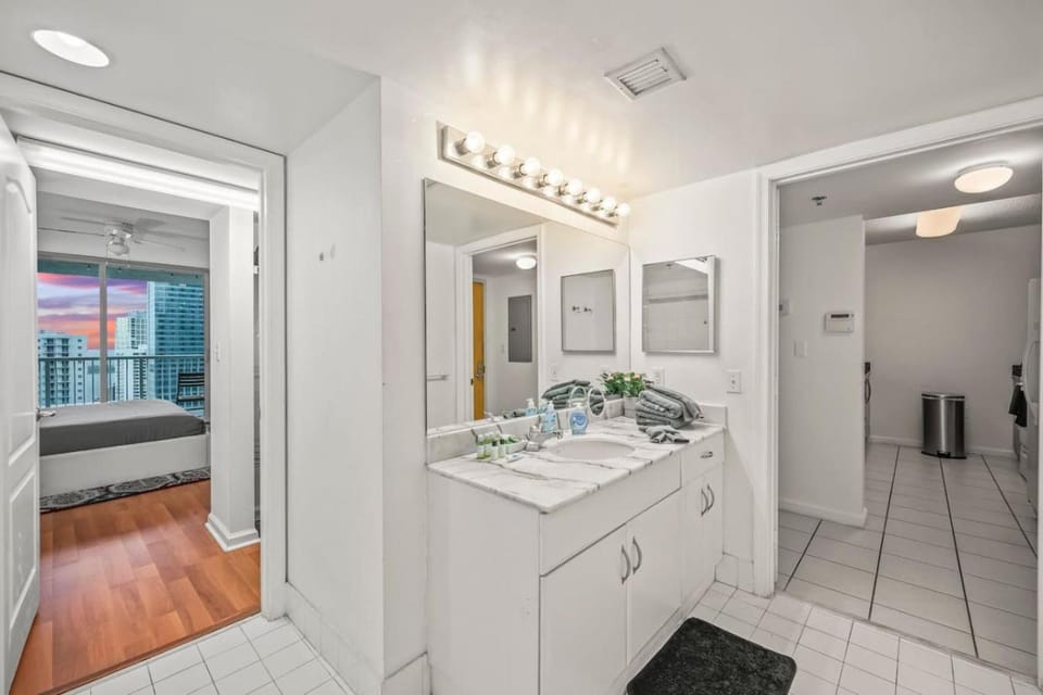Skyline and Bay Glimpse 1BR Brickell Retreat Apartment in Brickell