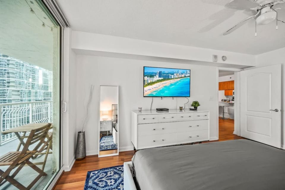 Skyline and Bay Glimpse 1BR Brickell Retreat Apartment in Brickell