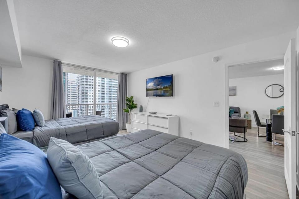 Peaceful Brickell 1BR Water and City Outlook Apartment in Brickell
