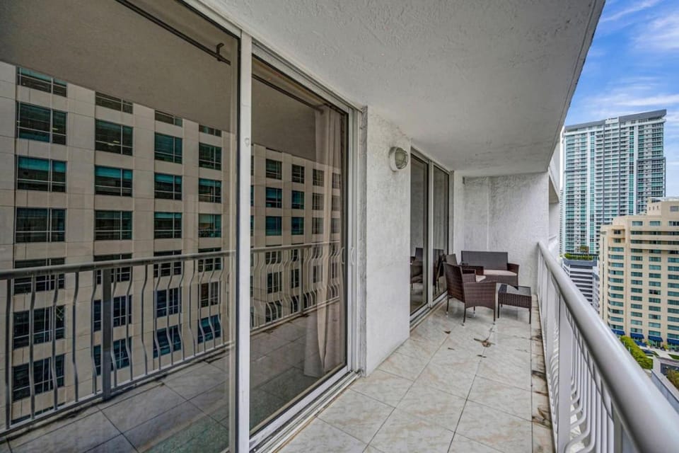 Peaceful Brickell 1BR Water and City Outlook Apartment in Brickell