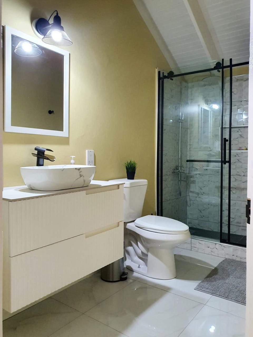 Choose To Be Happy at The Seville Apt #C4 - 2-Bedroom Apartment in Kingston