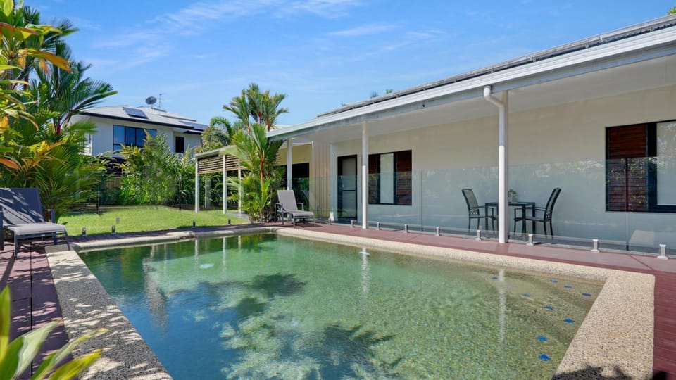 Poolside Palms Villa House in Cairns