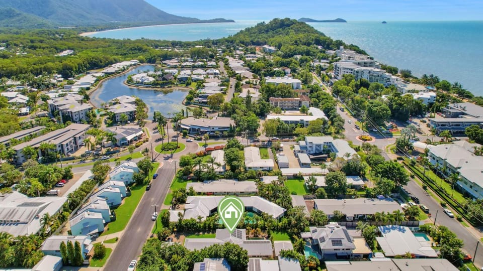 Poolside Palms Villa House in Cairns