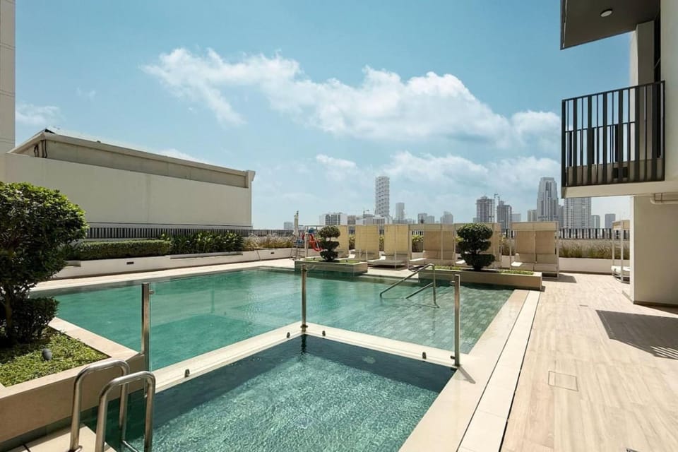Pool view, Swimming pool, sunbed