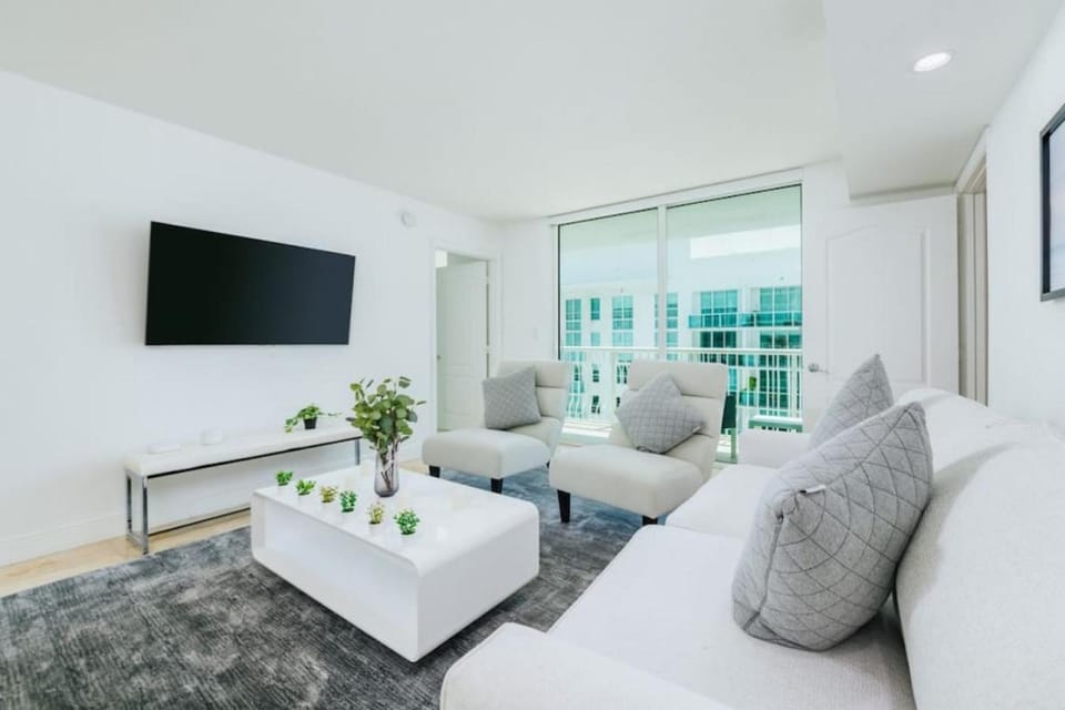 Bright and Cozy 3 Bedroom Apartment in Brickell