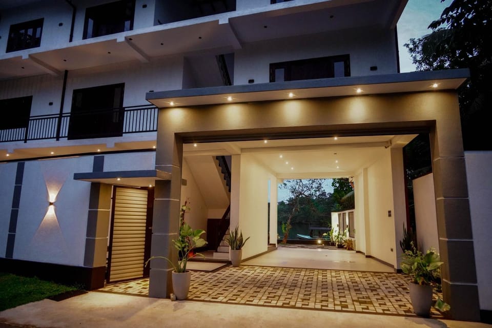 Elegance Lake View Apartment in Southern Province