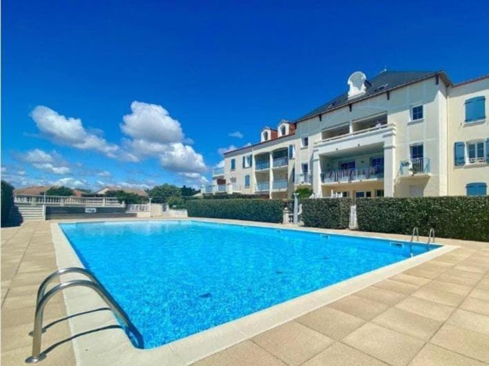 Entre mer & piscine Maison familiale pour 6 Apartment in Pays de la Loire