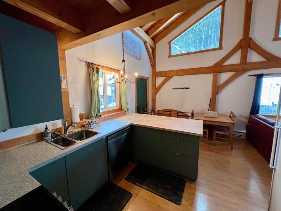 Alpenrose 4, Hottub, Mountains View, AC, sleep 5 Chalet in Columbia-Shuswap A