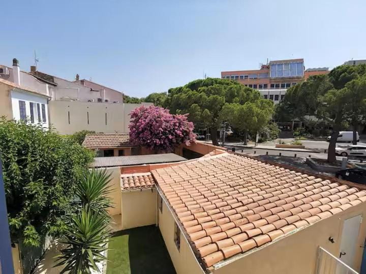 Spring, Neighbourhood, City view, Location