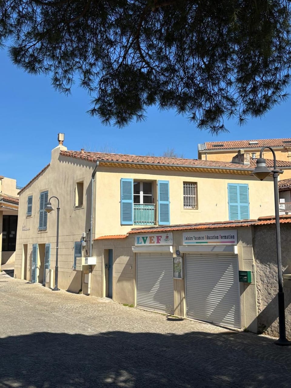 Property building, Day, Neighbourhood