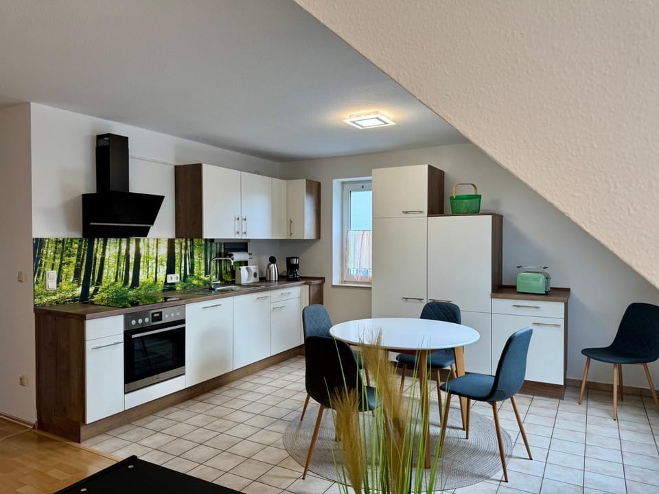 Coffee/tea facilities, dishwasher, oven, stove, toaster