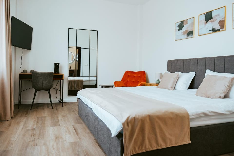 Bed, TV and multimedia, Seating area, Bedroom