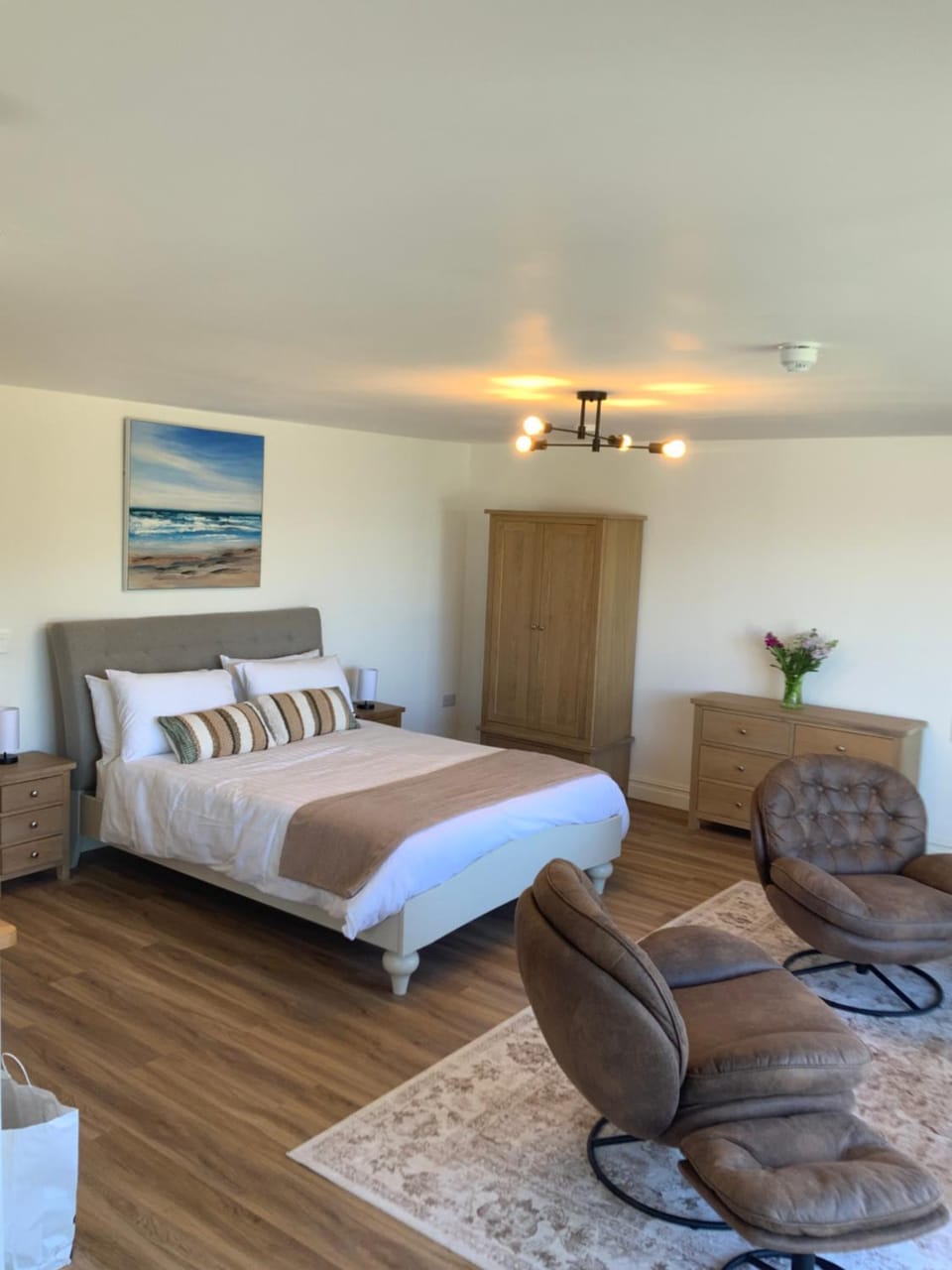 Bed, Seating area, wardrobe