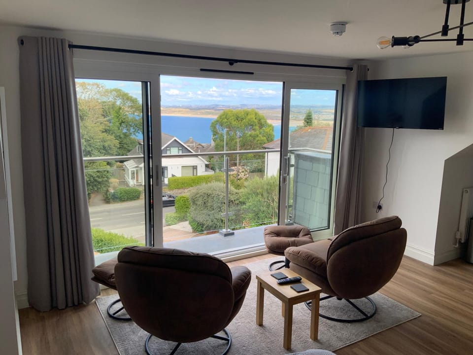 TV and multimedia, Seating area, Sea view