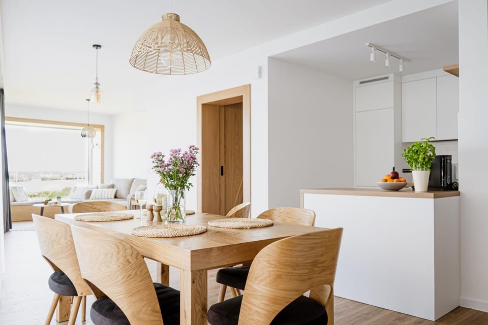 Kitchen or kitchenette, Dining area