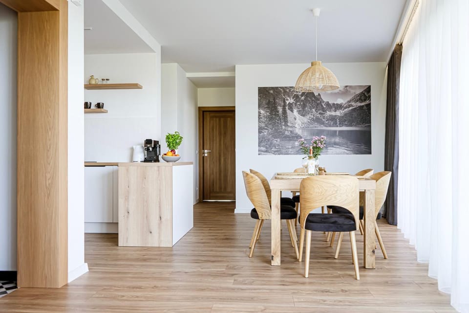 Kitchen or kitchenette, Dining area