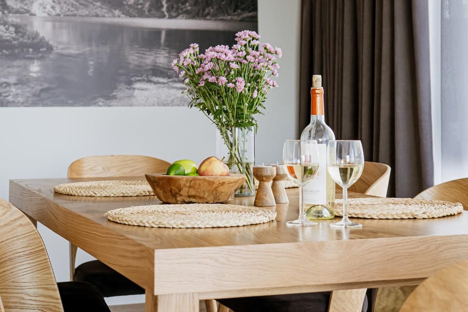 Living room, Food and drinks, Seating area, Dining area, Food, Drinks