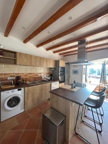 Dining area, dishwasher, oven, pet friendly, stove, toaster, washing machine