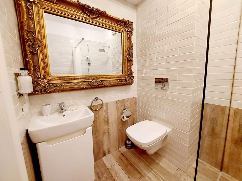 Shower, Toilet, Bathroom, towels