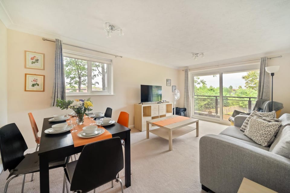 Communal lounge/ TV room, Balcony/Terrace, Living room, Seating area, Dining area