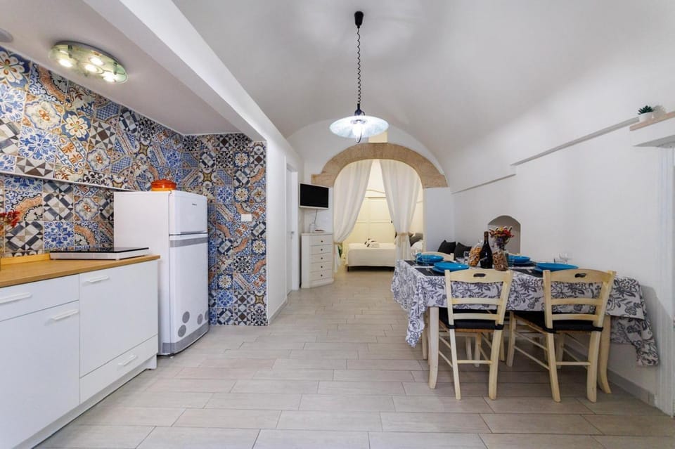 Kitchen or kitchenette, Living room, Seating area, Dining area, minibar, stove