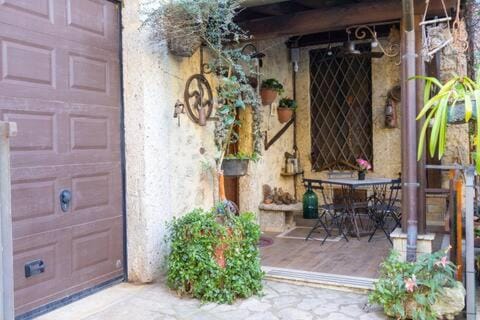 Property building, Day, Garden, Dining area, Garden view