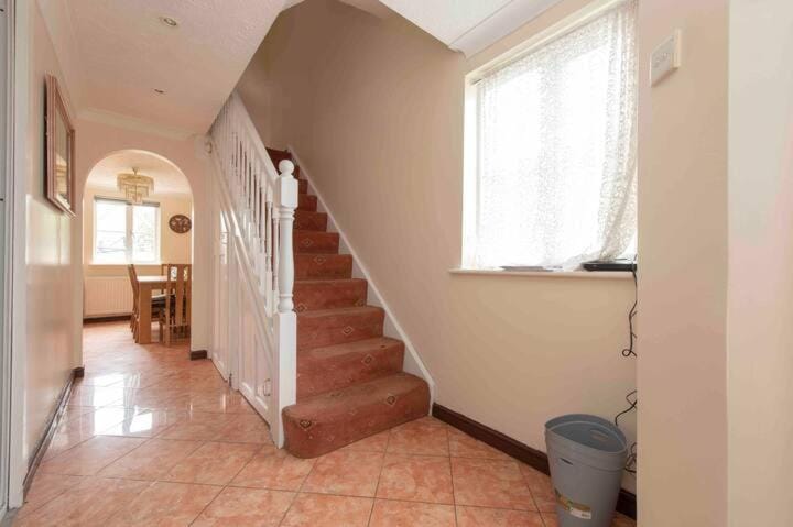 Lovely 5 bed house 8 beds House in Barking