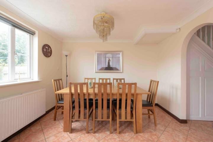 Lovely 5 bed house 8 beds House in Barking
