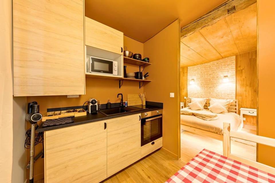 Bed, Kitchen or kitchenette, stove