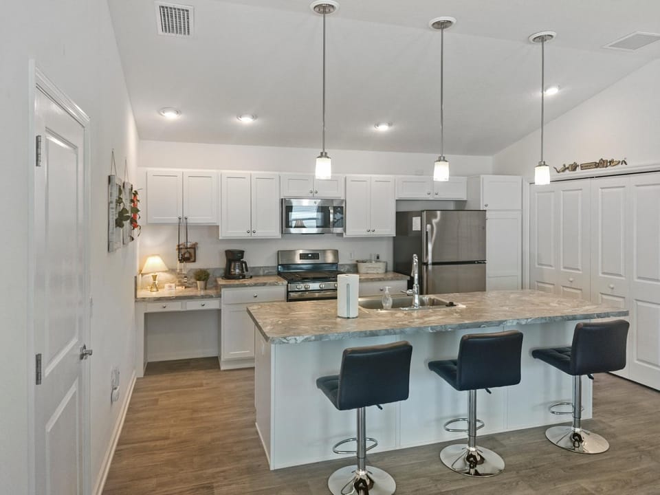 Coffee/tea facilities, Kitchen or kitchenette, Dining area, oven, stove, toaster