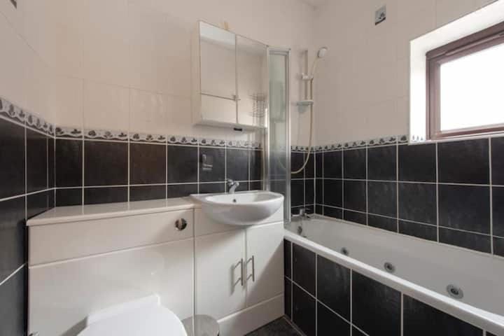Large 6 bed with 9 separate beds 3 baths 4 toilets House in London Borough of Lewisham