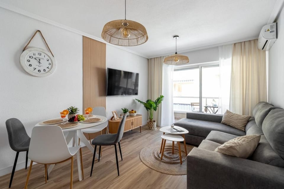 Communal lounge/ TV room, TV and multimedia, Living room, Seating area, Dining area, Evening entertainment