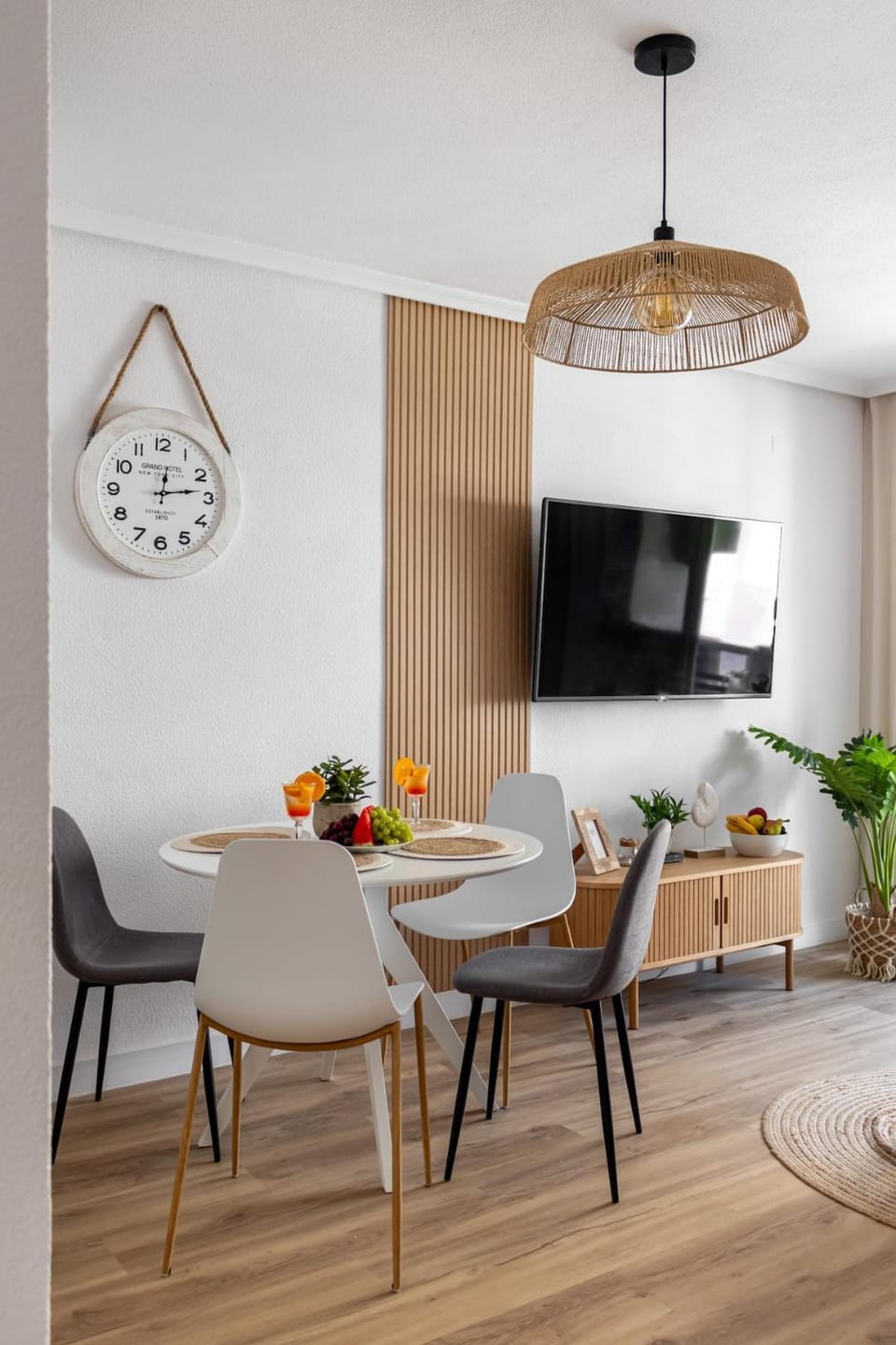TV and multimedia, Seating area, Dining area