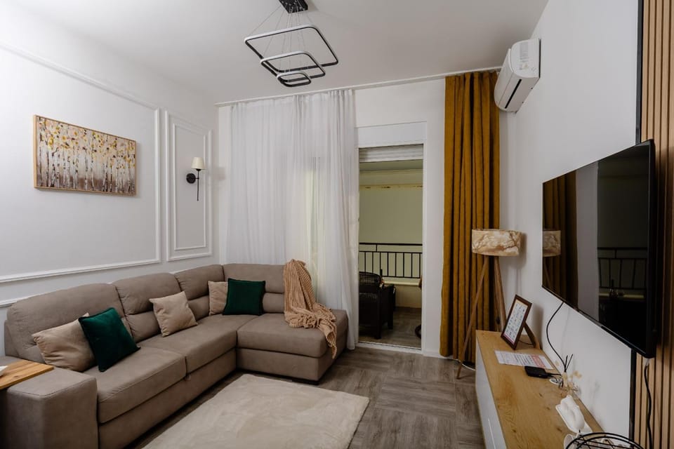 Communal lounge/ TV room, TV and multimedia, Living room, Seating area, Evening entertainment, air conditioner