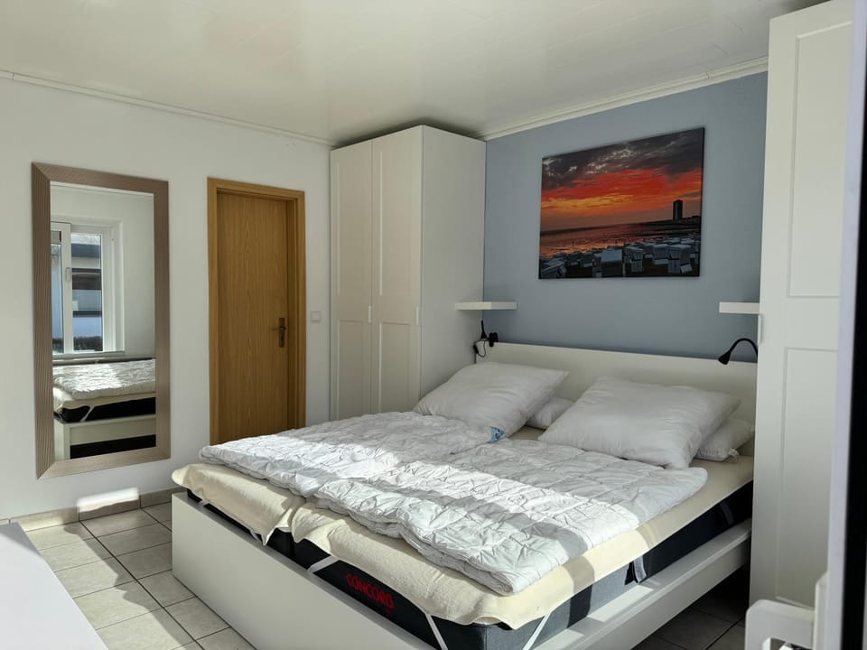 Bed, Photo of the whole room, wardrobe