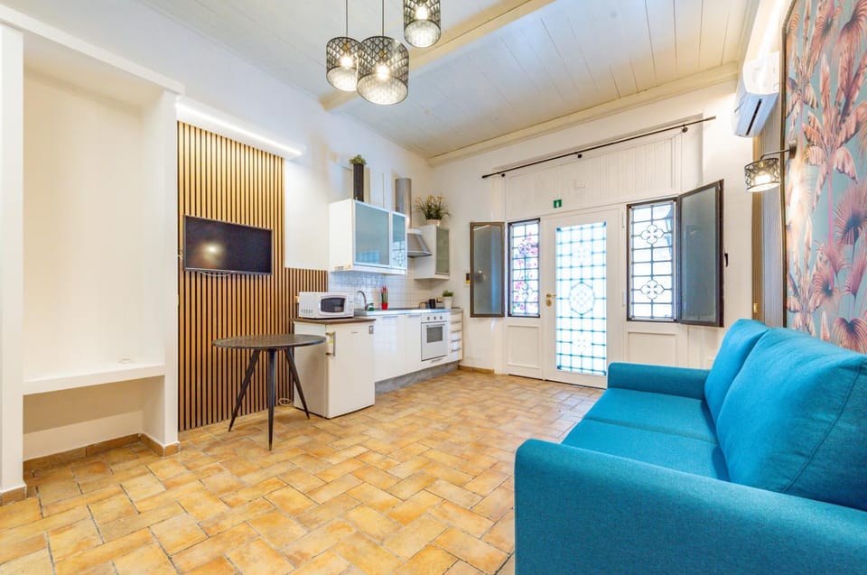 Kitchen or kitchenette, Seating area, Dining area, oven, stove