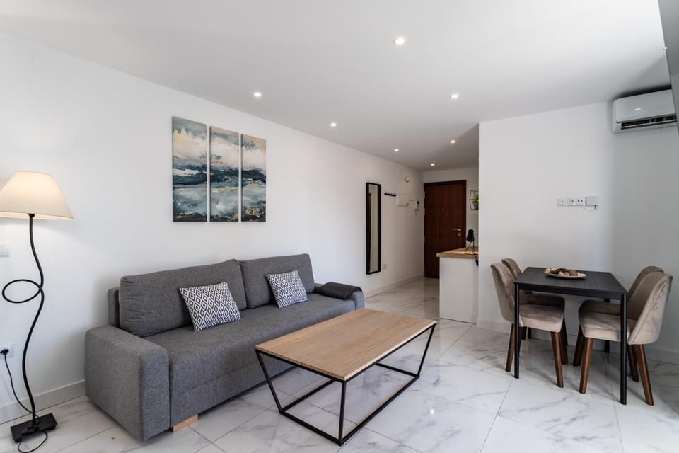 TV and multimedia, Living room, Seating area, Dining area, air conditioner