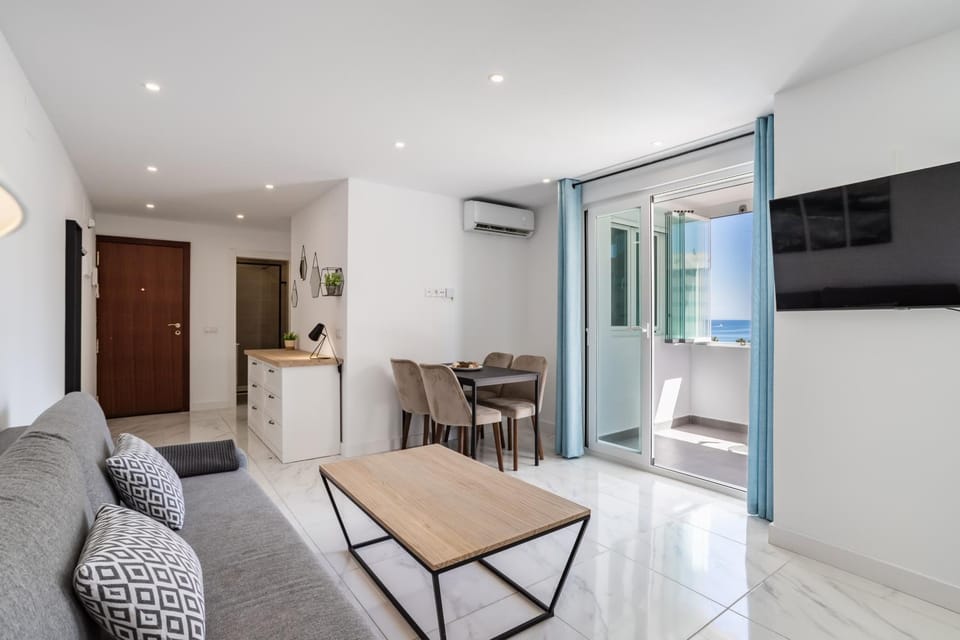 Communal lounge/ TV room, TV and multimedia, Living room, Seating area, Dining area, air conditioner