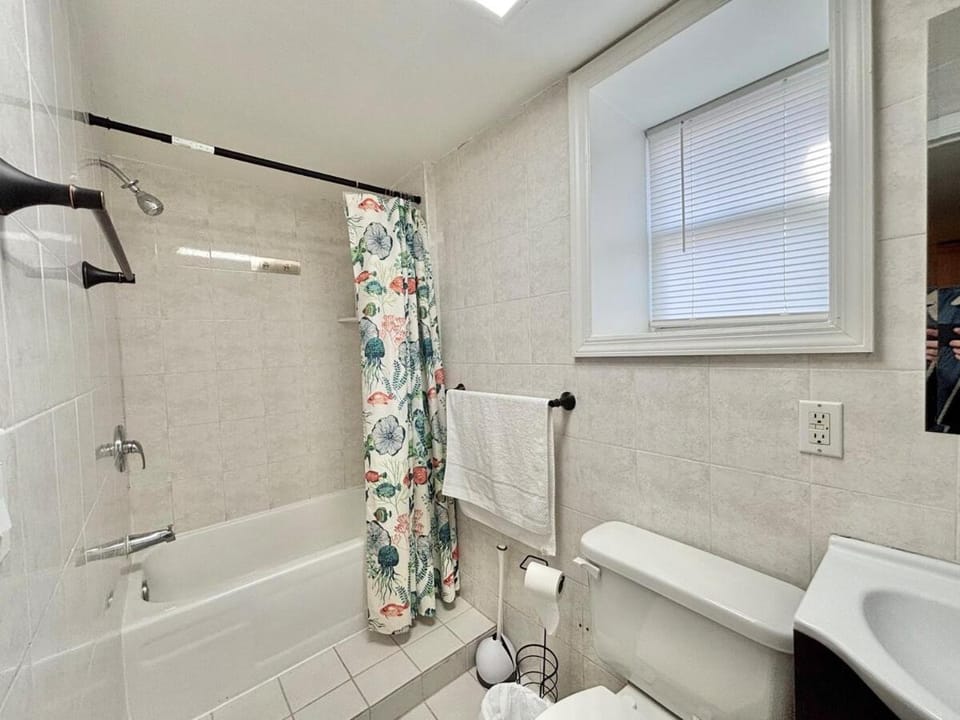 Shower, Toilet, Bathroom, Bath, towels