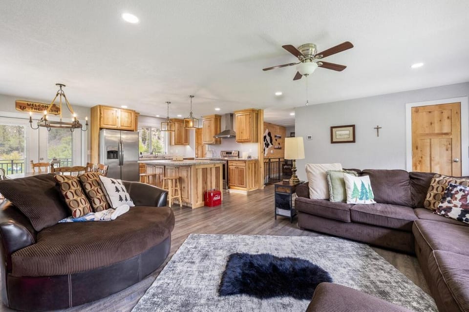 Kitchen or kitchenette, Living room, Seating area, Dining area, stove
