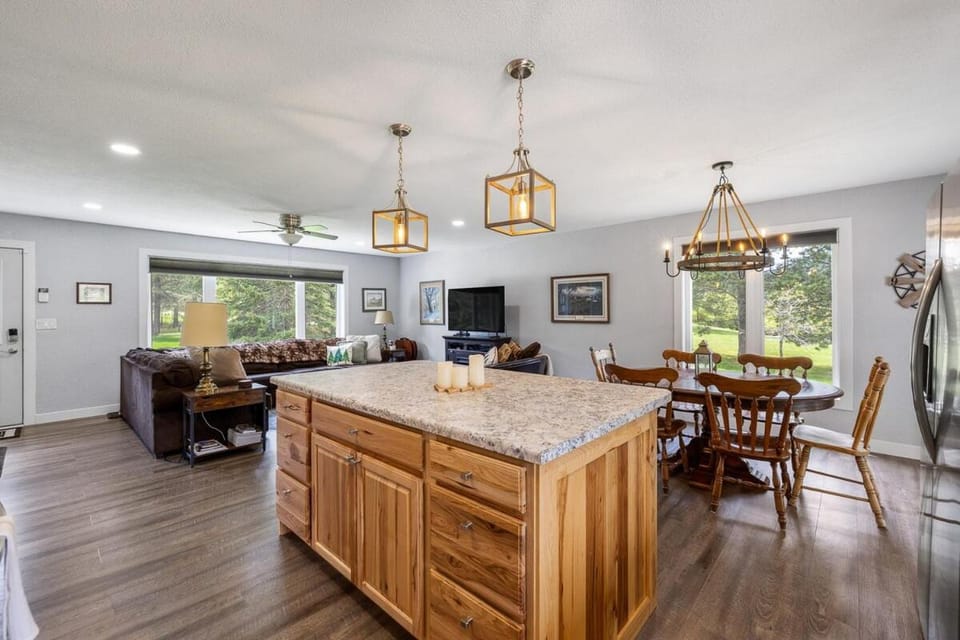Communal lounge/ TV room, TV and multimedia, Kitchen or kitchenette, Living room, Seating area, Dining area