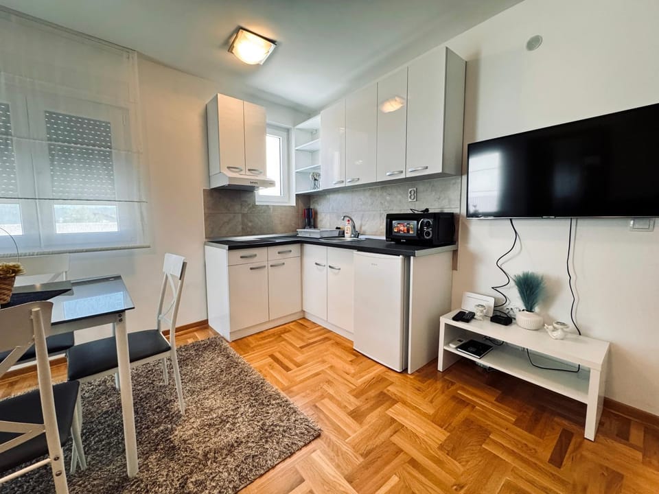 Coffee/tea facilities, Kitchen or kitchenette, Dining area, stove