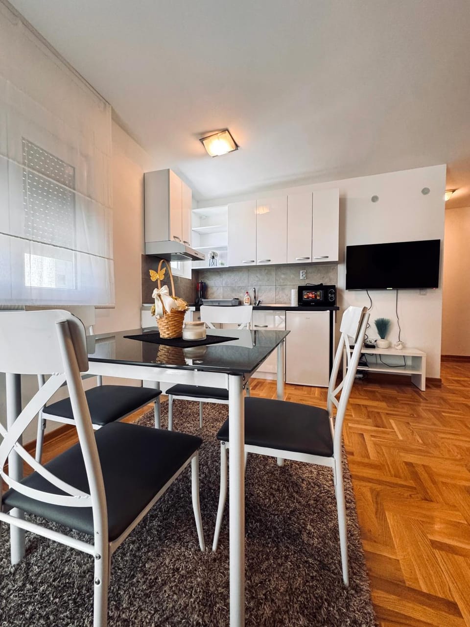 Kitchen or kitchenette, Dining area, stove