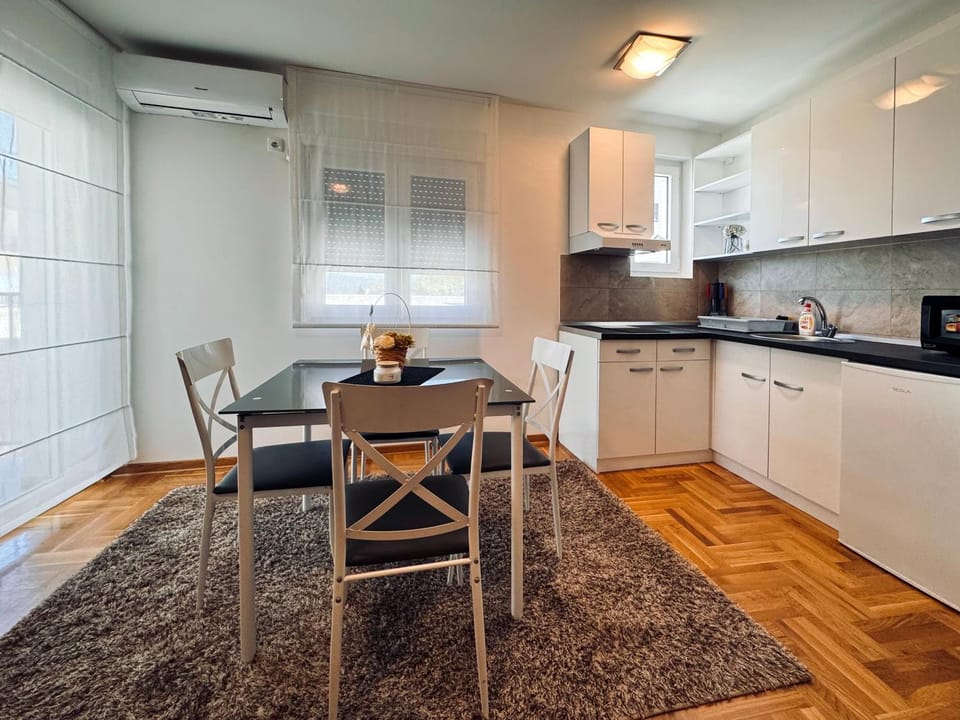 Kitchen or kitchenette, Dining area, stove