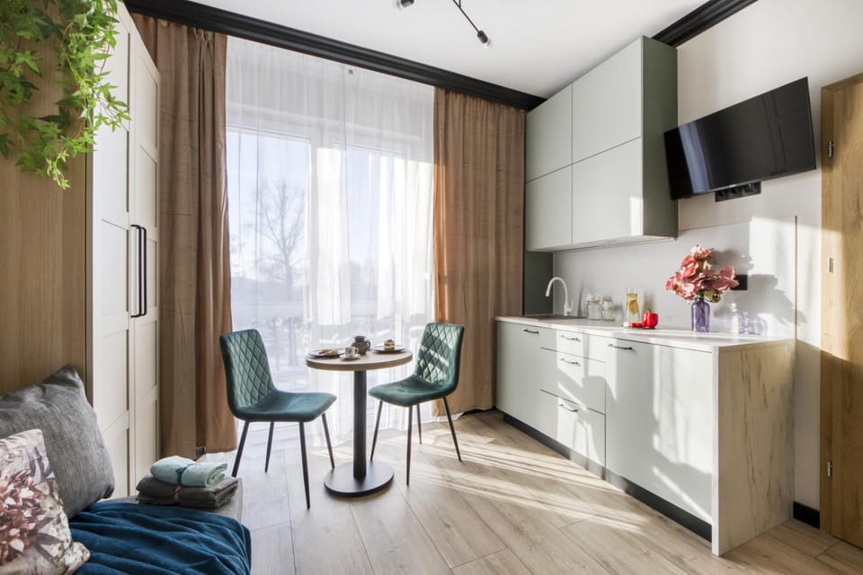 TV and multimedia, Kitchen or kitchenette, Living room, Seating area, Dining area