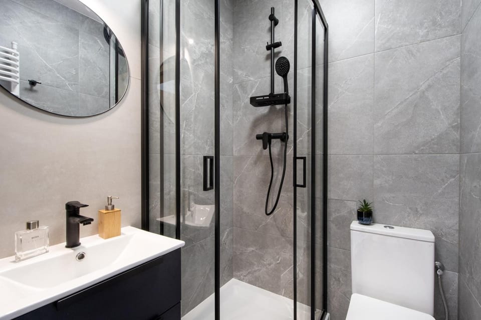 Shower, Toilet, Bathroom, towels