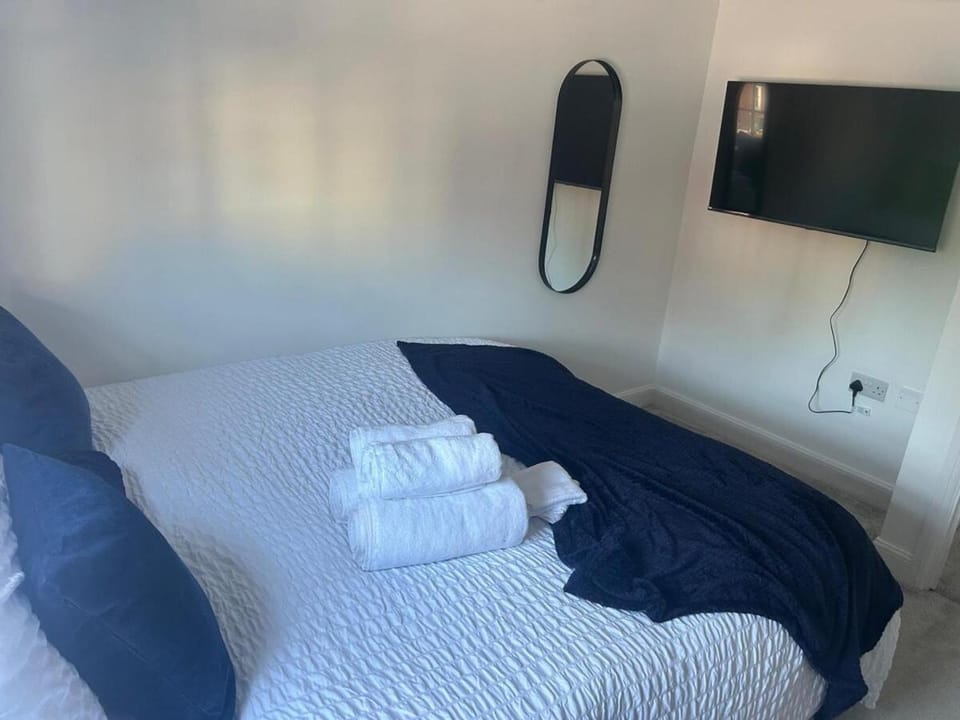 Bed, TV and multimedia, Photo of the whole room, Bedroom, towels