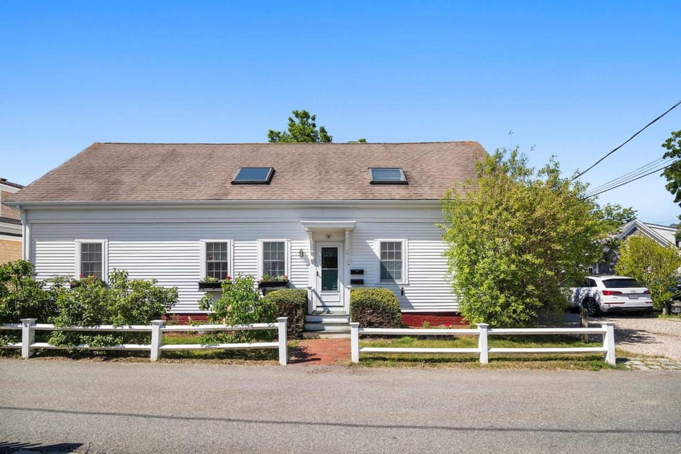 Charming Getaway 1 Block from Beach House in Provincetown