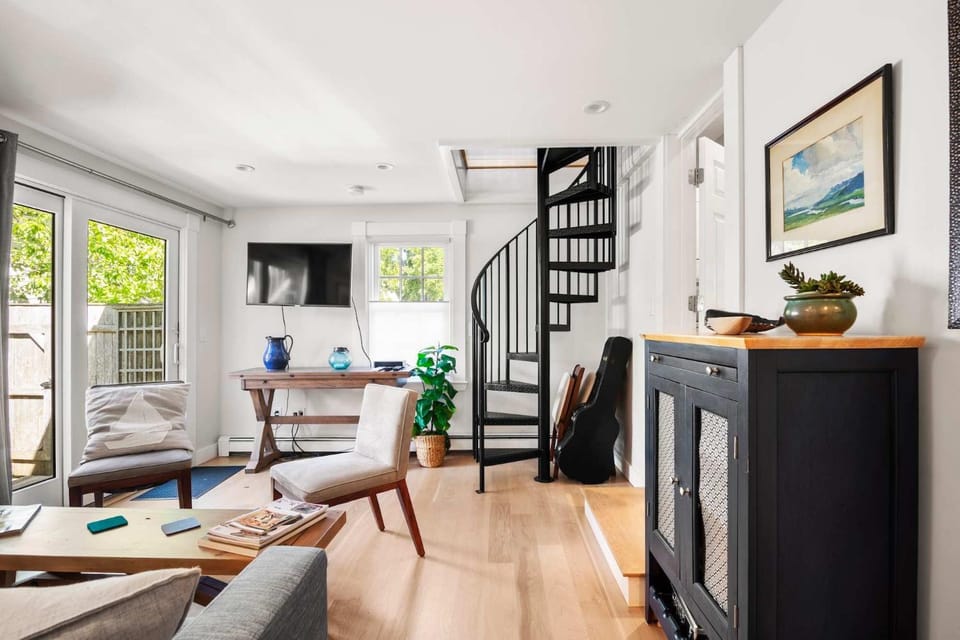 Charming Getaway 1 Block from Beach House in Provincetown