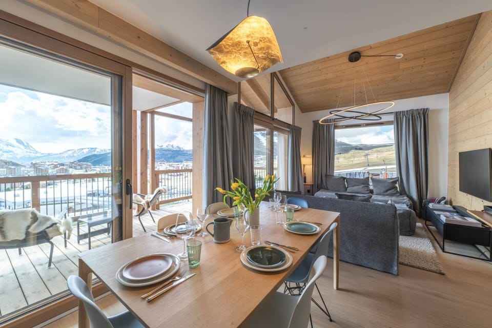 TV and multimedia, Living room, Dining area, Mountain view